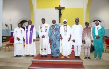 Líderes religiosos cristianos y musulmanes realizan juntos una celebración interreligiosa