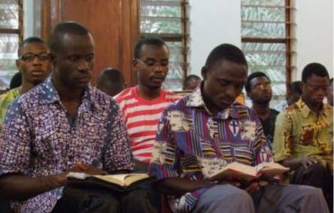 Jóvenes seminaristas eligen servir a África como misioneros