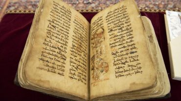 Sidra regresó a casa, el Papa entregó el Libro Sagrado a los cristianos de Qaraqosh