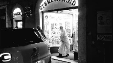 Sorpresa del papa Francisco en una tienda de discos en Roma