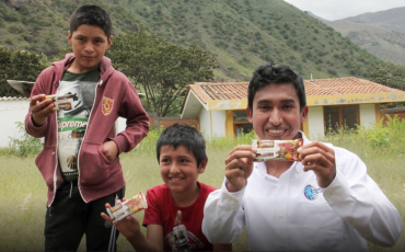 Joven peruano inventa galletas contra la anemia