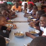Los misioneros salesianos garantizan una alimentación regular a jóvenes haitianos