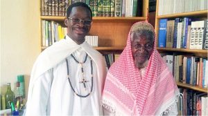 El sacerdote Mamadou Adrien Sawadogo y su papá Al-Hadjdj Issa, imán