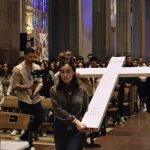 Jóvenes rezan por la paz en Camerún