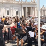 Jóvenes músicos de los barrios populares de Buenos Aires cantan al Papa