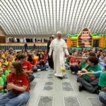 León XIV visita el campamento de verano “Estate Ragazzi” del Vaticano
