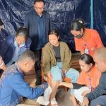 Los jóvenes de la Universidad Católica de Ruteng prestan ayuda a afectados por el terremoto